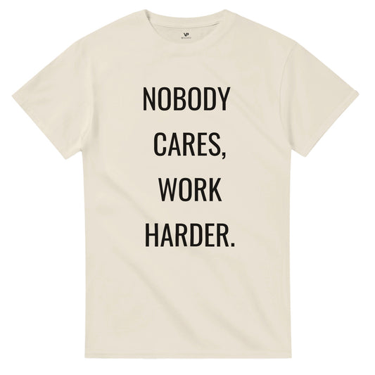Natural VIRTUS T-Shirt von VidaroPrints mit dem großen weißen Text "NOBODY CARES, WORK HARDER." als Motiv.
