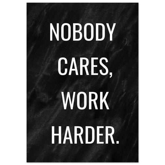 VIRTUS Wandbild von VidaroPrints mit dem weißen Text "NOBODY CARES, WORK HARDER." auf dunklem Marmor-Hintergrund. Hängt an einer beigen Wand.