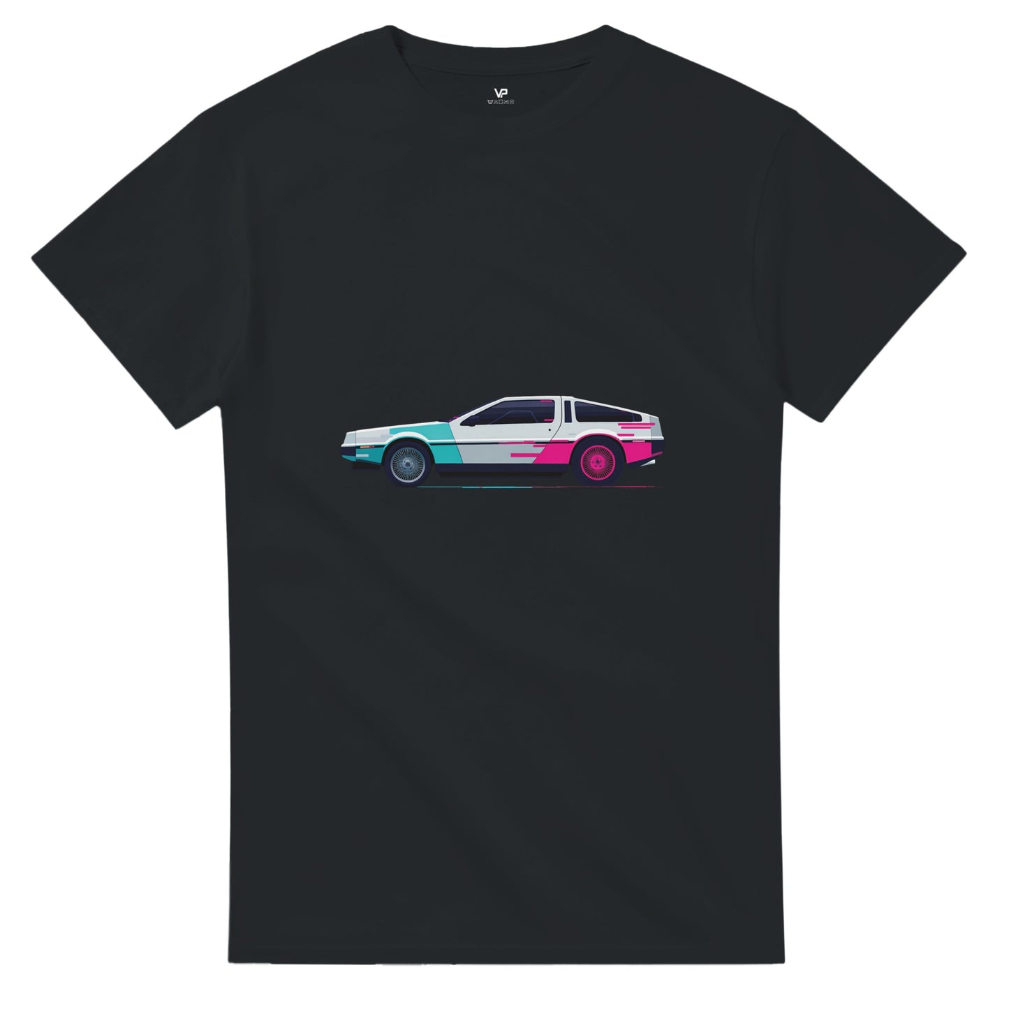 Schwarzes AETERNA T-Shirt von VidaroPrints mit einem dekonstruierten, pink-cyanfarbenen 80er Retro-Wave Supercar (Glitch-Effekt).