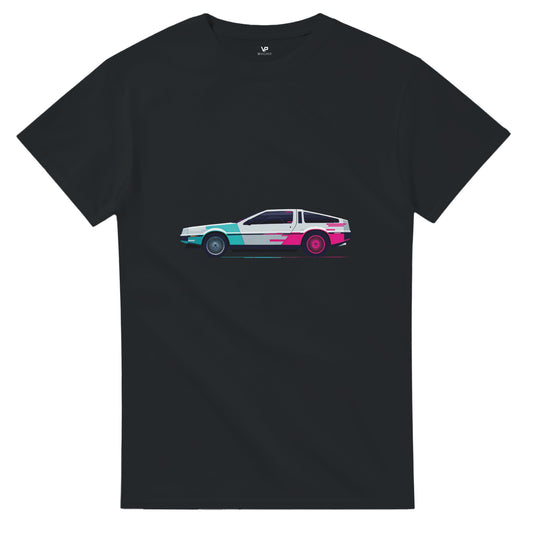Schwarzes AETERNA T-Shirt von VidaroPrints mit einem dekonstruierten, pink-cyanfarbenen 80er Retro-Wave Supercar (Glitch-Effekt).