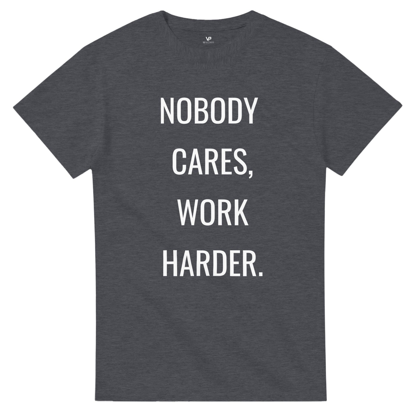 Dunkles Heidekraut VIRTUS T-Shirt von VidaroPrints mit dem großen weißen Text "NOBODY CARES, WORK HARDER." als Motiv.