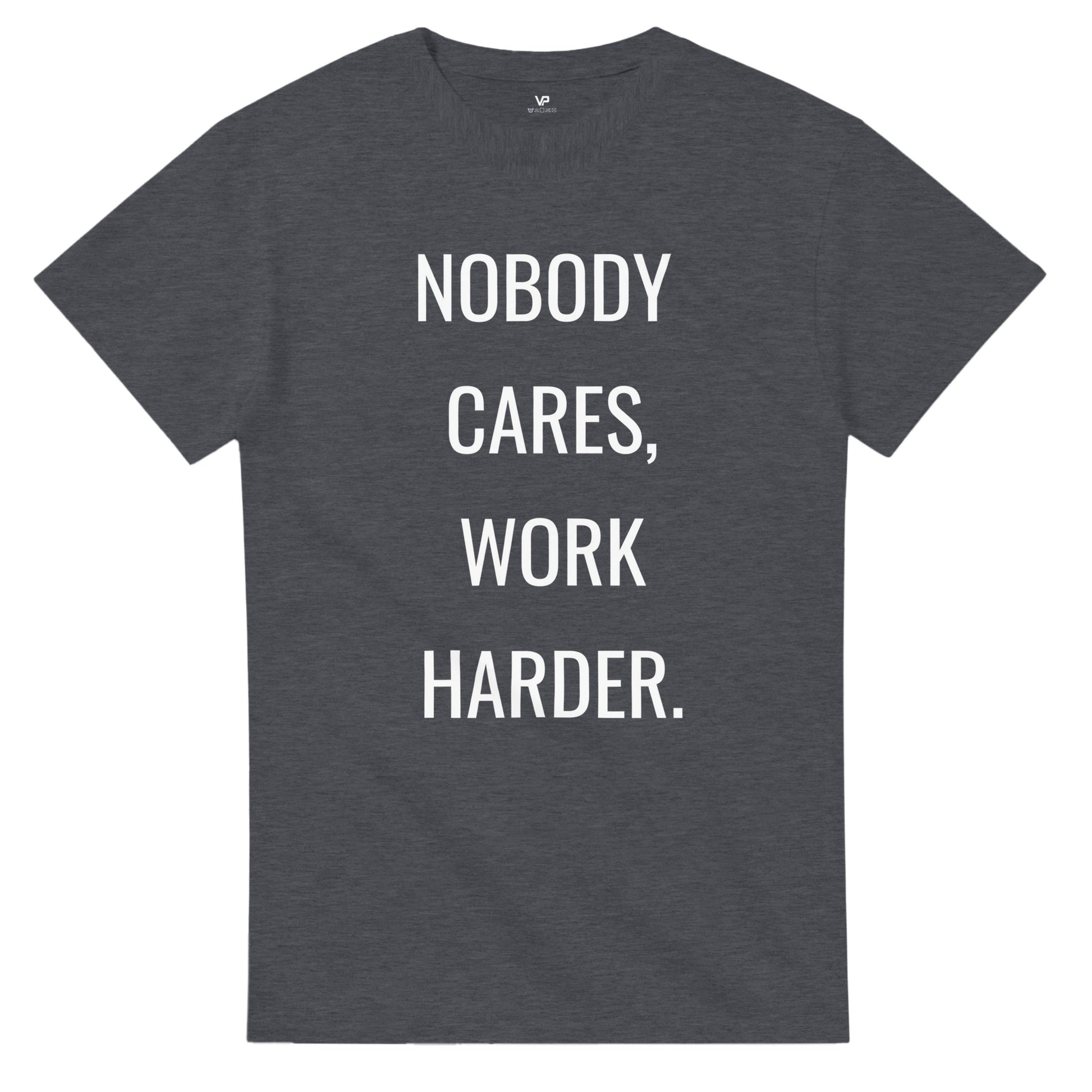 Dunkles Heidekraut VIRTUS T-Shirt von VidaroPrints mit dem großen weißen Text "NOBODY CARES, WORK HARDER." als Motiv.