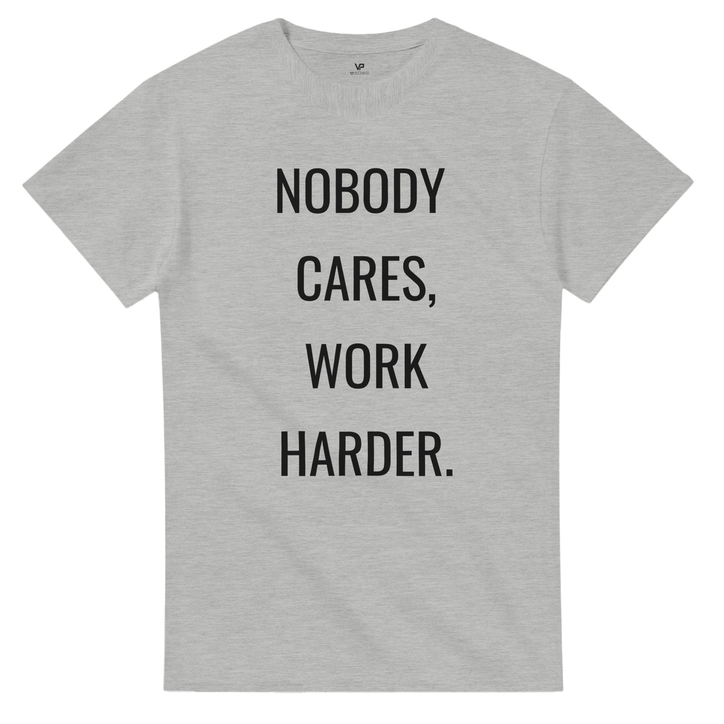Graues VIRTUS T-Shirt von VidaroPrints mit dem großen weißen Text "NOBODY CARES, WORK HARDER." als Motiv.