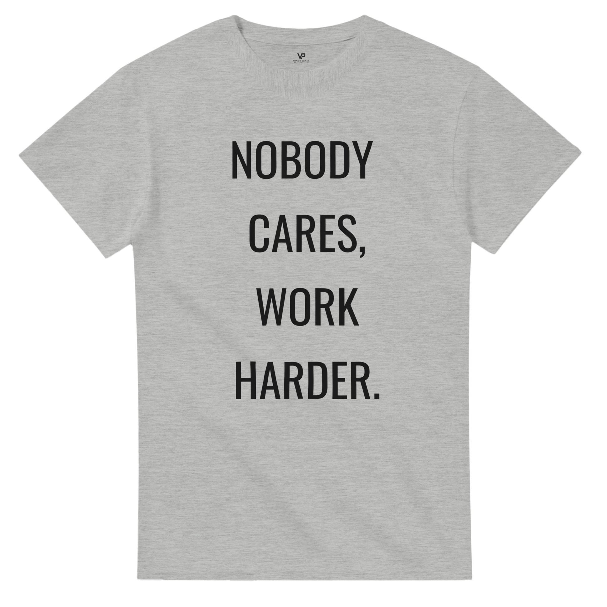 Graues VIRTUS T-Shirt von VidaroPrints mit dem großen weißen Text "NOBODY CARES, WORK HARDER." als Motiv.