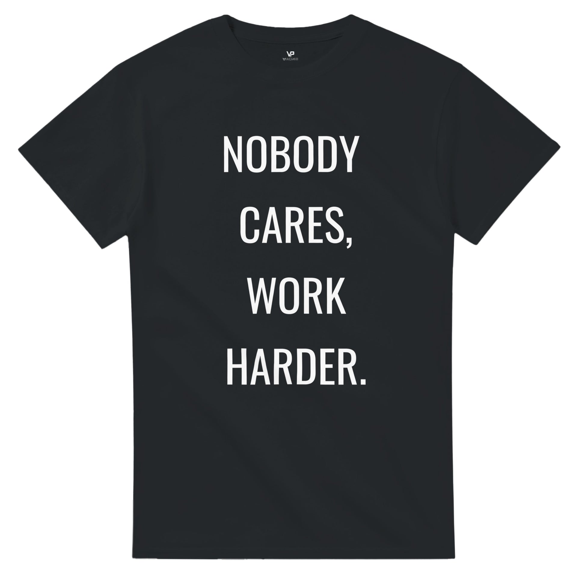 Schwarzes VIRTUS T-Shirt von VidaroPrints mit dem großen weißen Text "NOBODY CARES, WORK HARDER." als Motiv.