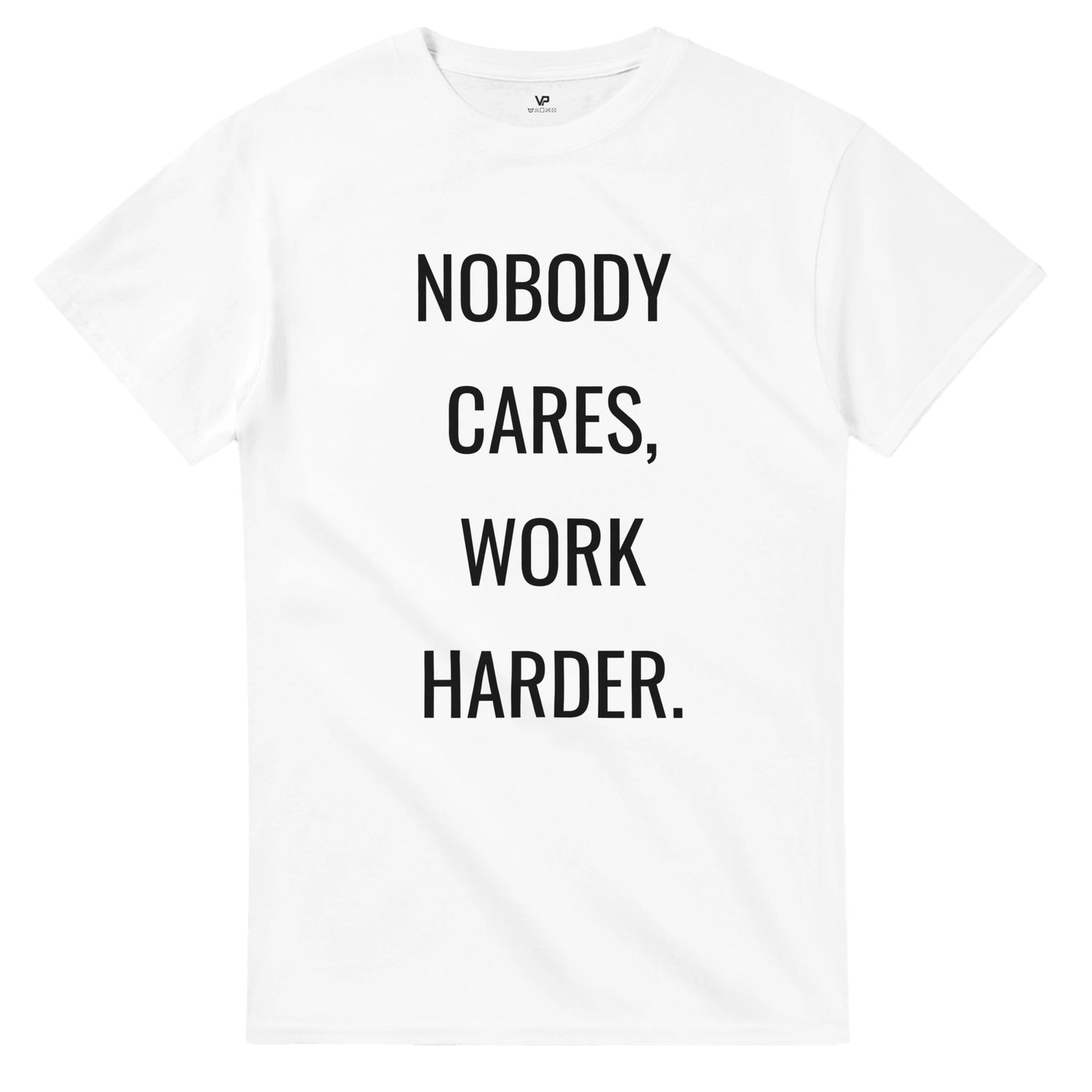 Weißes VIRTUS T-Shirt von VidaroPrints mit dem großen weißen Text "NOBODY CARES, WORK HARDER." als Motiv.