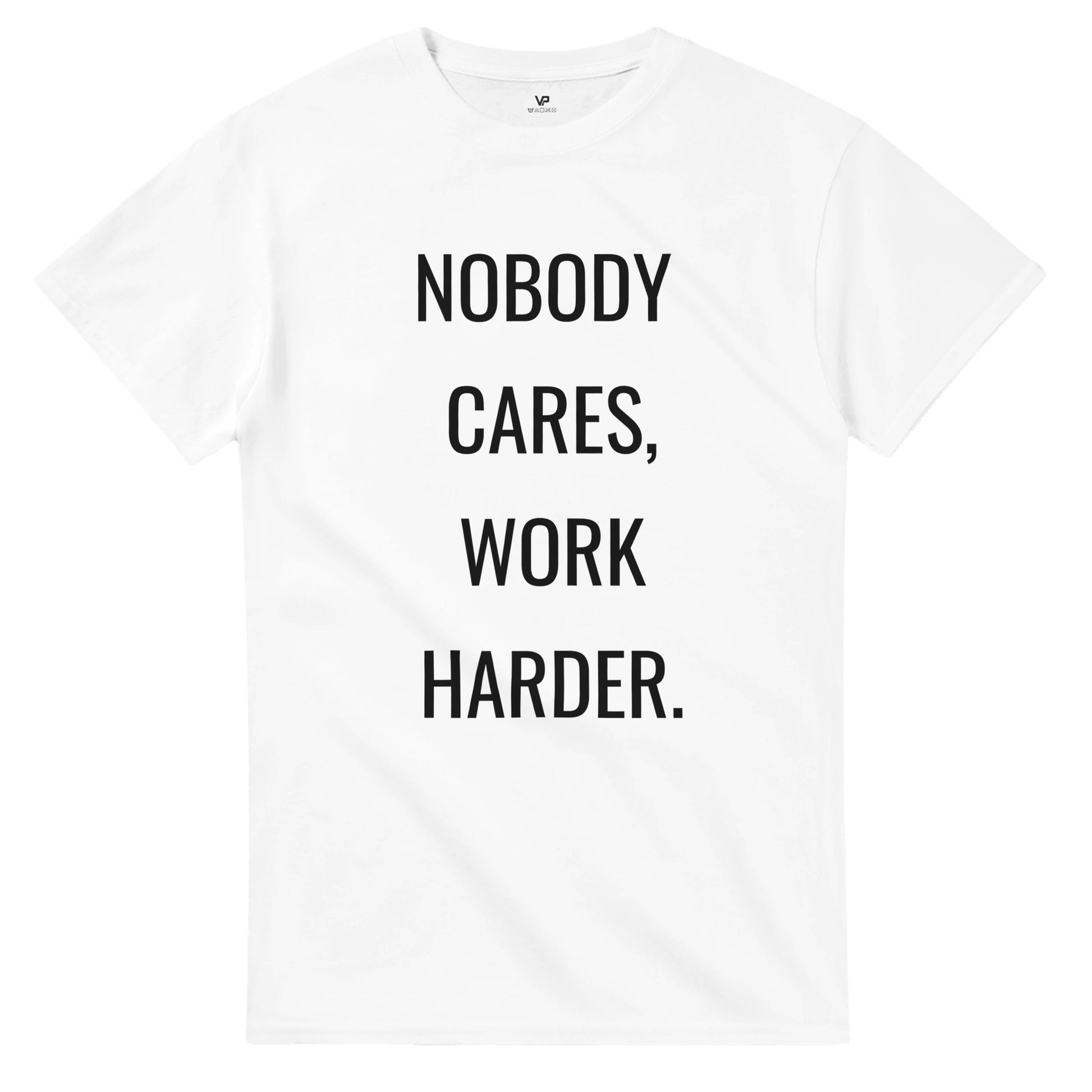 Weißes VIRTUS T-Shirt von VidaroPrints mit dem großen weißen Text "NOBODY CARES, WORK HARDER." als Motiv.